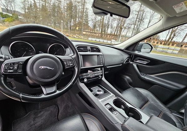 Jaguar F-Pace cena 63000 przebieg: 164000, rok produkcji 2017 z Sanok małe 781